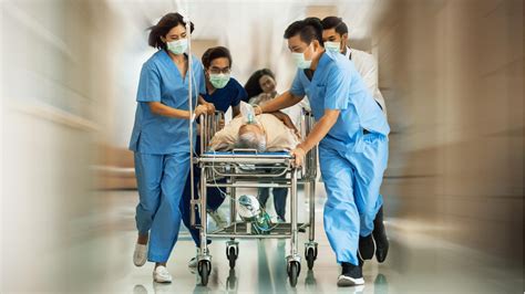 Equipo de enfermeros atendiendo a un adulto mayor en un entorno hospitalario