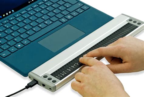Fotografía de una línea Braille electrónica mostrando texto