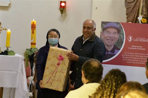Foto de un voluntario o personal de Fundación Las Rosas brindando consuelo y apoyo espiritual a un adulto mayor.