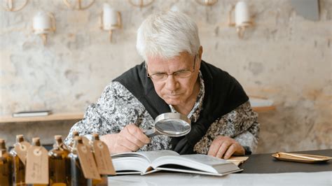 Persona mayor leyendo con una lupa manual