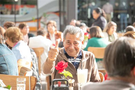 Adultos mayores compartiendo un desayuno en un evento comunitario