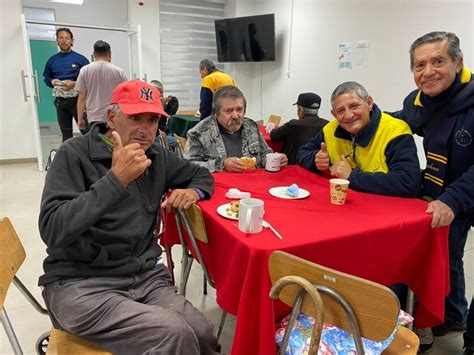 Fotografía de voluntarios del Hogar de Cristo interactuando con niños