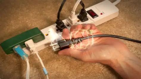 Infografía mostrando causas comunes de accidentes eléctricos en el hogar, como cables pelados y enchufes sobrecargados
