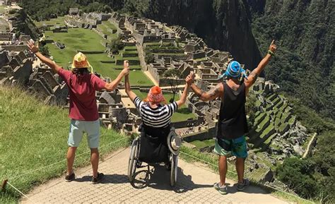 Persona en silla de ruedas en Machu Picchu, con accesos adaptados