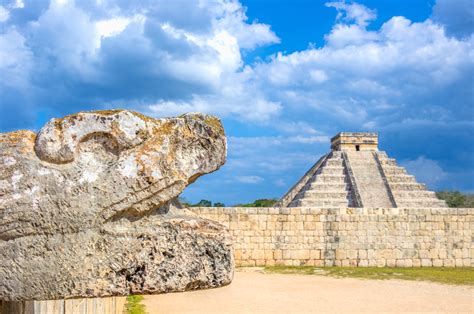 Rampas de acceso en ruinas arqueológicas de Chichén Itzá