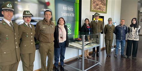 Fotografía de adultos mayores participando en un recorrido por el Museo Histórico de Carabineros.