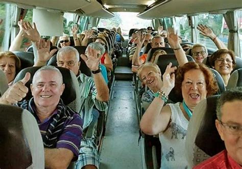 Foto de personas mayores disfrutando de un viaje del Imserso