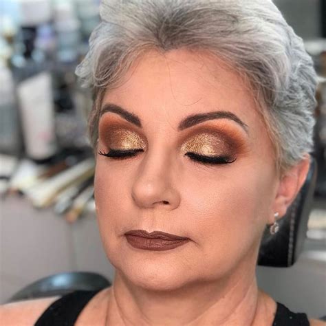 Maquillaje de ojos en piel madura resaltando cejas y pestañas