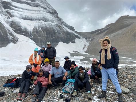 Fotografía de un joven realizando charan sparsh a un anciano en la India