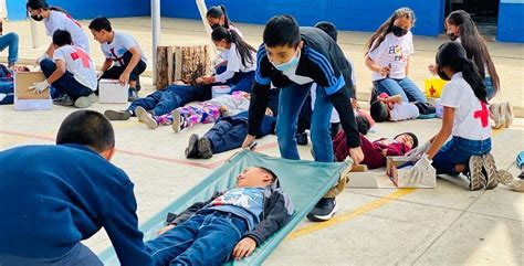 Fotografía de alumnos participando en un simulacro de evacuación escolar