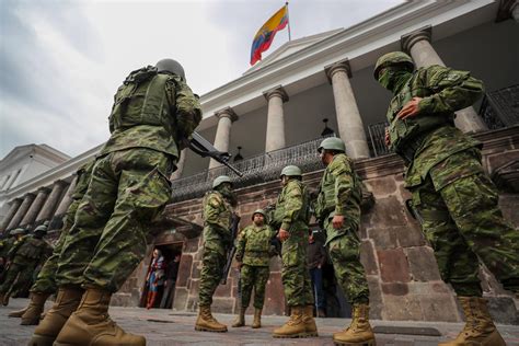Fotografía de un grupo de militares o personal de seguridad en formación