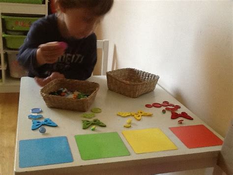Niños con discapacidad intelectual jugando a clasificar objetos por colores