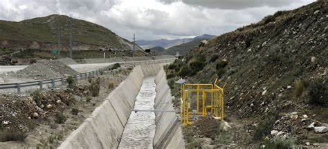 Delegación suiza visitando una estación hidrométrica en Calca, Perú, como parte del proyecto Acción Anticipatoria en los Andes.