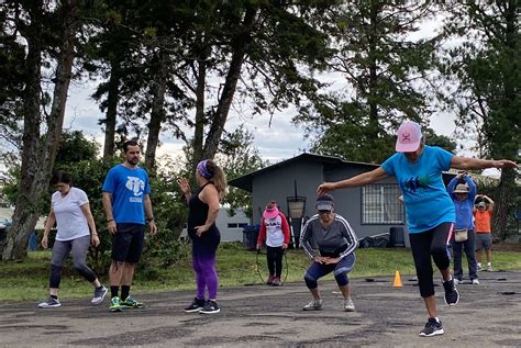 Grupo de personas de edad avanzada realizando actividades recreativas al aire libre