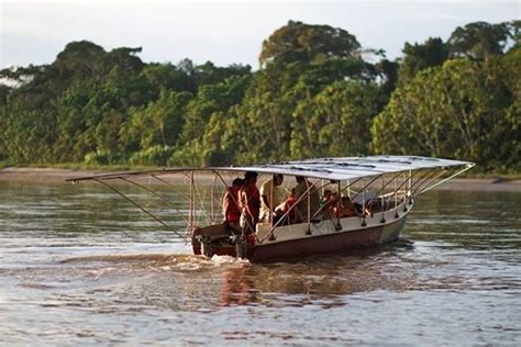 Fotografía de un bote fluvial amazónico cargando mercancías, similar al Sucre
