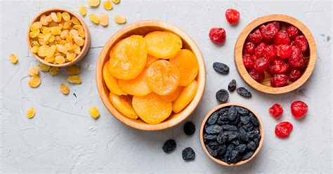 Foto de diferentes tipos de frutas deshidratadas en un cuenco