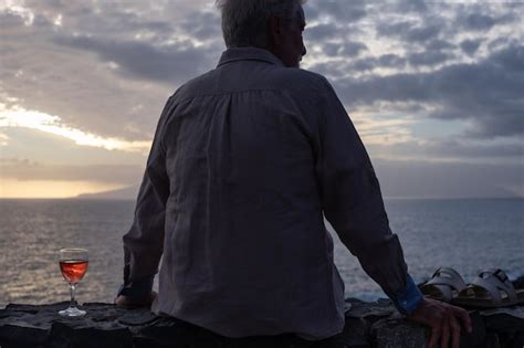 Fotografía artística de un anciano mirando el horizonte al atardecer