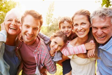 Foto de una familia multigeneracional con niños y adultos