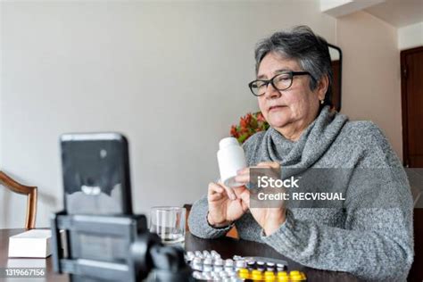 Anciana recibiendo medicamentos de su familia en Venezuela