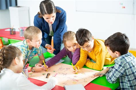 Foto de un educador interactuando con niños sordos en una actividad física adaptada, utilizando Lengua de Signos