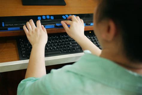 Persona con discapacidad utilizando una computadora para aprender o trabajar