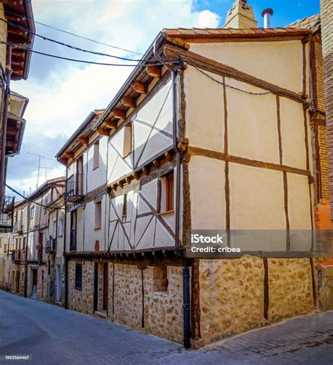 Fotografía de un pueblo castellano con casas tradicionales