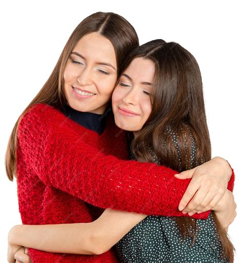 foto de dos hermanas sonriendo y abrazándose, una de ellas sorda, en un ambiente familiar