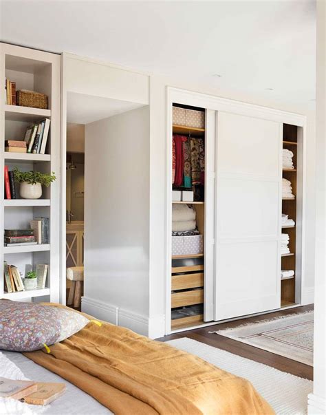 Dormitorio accesible con armarios de puertas correderas