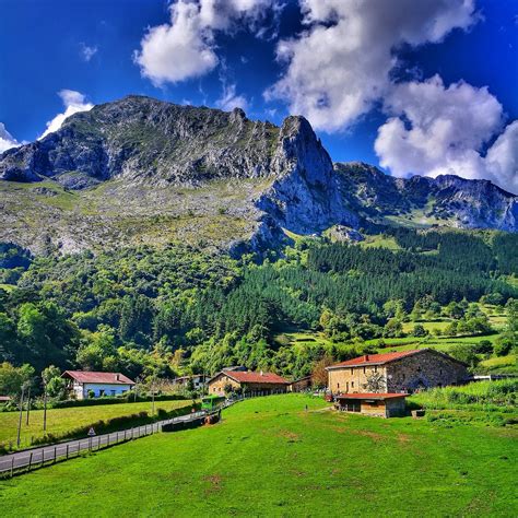 Foto panorámica de un paisaje tailandés con templos y naturaleza