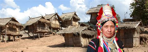 Fotografía de niños y jóvenes de la tribu Akha sonriendo en un entorno rural