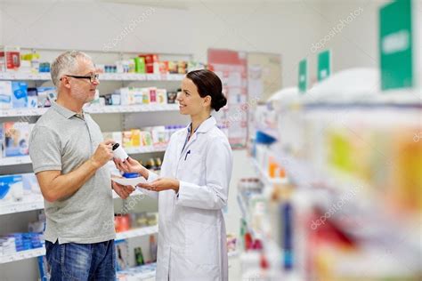 Foto de una persona mayor sonriendo y comprando en una farmacia