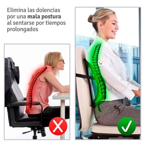 Persona sentada en una silla de oficina usando un cojín lumbar, destacando la postura correcta
