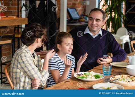 Imagen de una familia conversando sobre seguridad digital