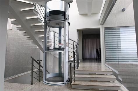 Foto: Diferentes tipos de elevadores de WC, mostrando modelos con apoyabrazos y sin ellos para una comparación visual.