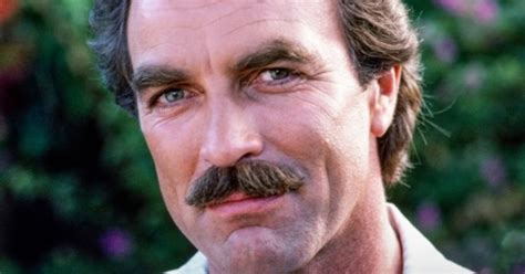Primer plano de Tom Selleck con su icónico bigote