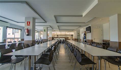 Foto de la zona común de la residencia universitaria (living-comedor con mesa de pool)
