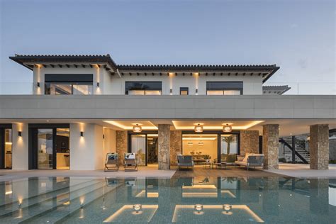 Foto aérea de una casa de lujo con piscina y vista al mar en Los Vilos