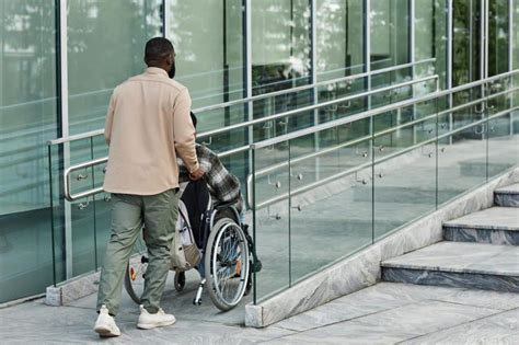 Fotografía de un obstáculo arquitectónico común en Coyhaique que dificulta el acceso a personas con discapacidad, como una vereda sin rampa.