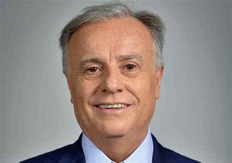 Emilio Santelices en un contexto profesional, posiblemente durante una conferencia o reunión
