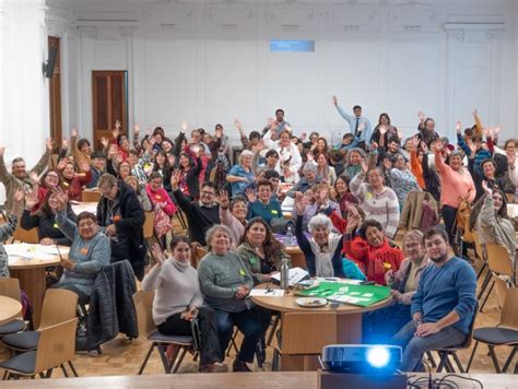 Foto de una actividad intergeneracional donde adultos mayores y jóvenes interactúan
