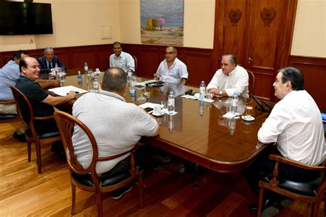 Fotografía de dirigentes sindicales y representantes gremiales en una reunión