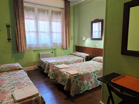 Interior temático del Hostal Salvador con decoración cultural chilena