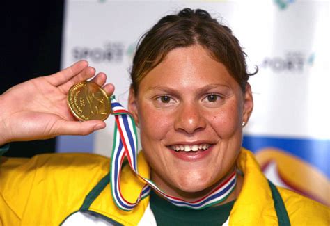 Natalie du Toit siendo homenajeada