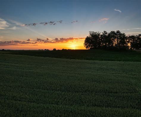 Foto de un amanecer rural en Bacău, Rumanía, con un granjero o ganadero