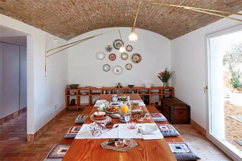 Foto de una casa modesta y bien cuidada, evocando el hogar de una pareja de ancianos.