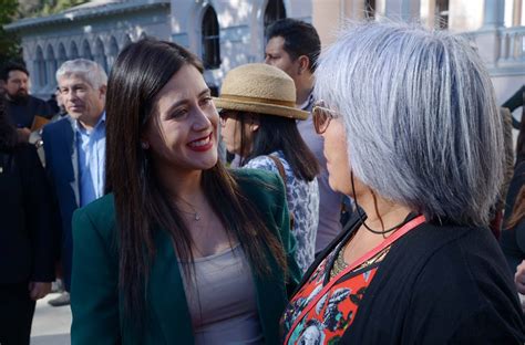 Foto de la alcaldesa de Viña del Mar o autoridades locales durante el lanzamiento del programa 