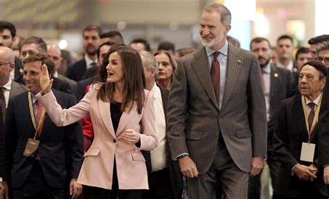 Foto de la ceremonia de inauguración con autoridades y adultos mayores