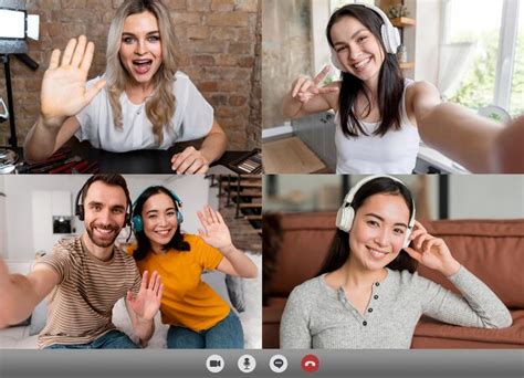 Adulto mayor usando una videollamada con familiares o amigos