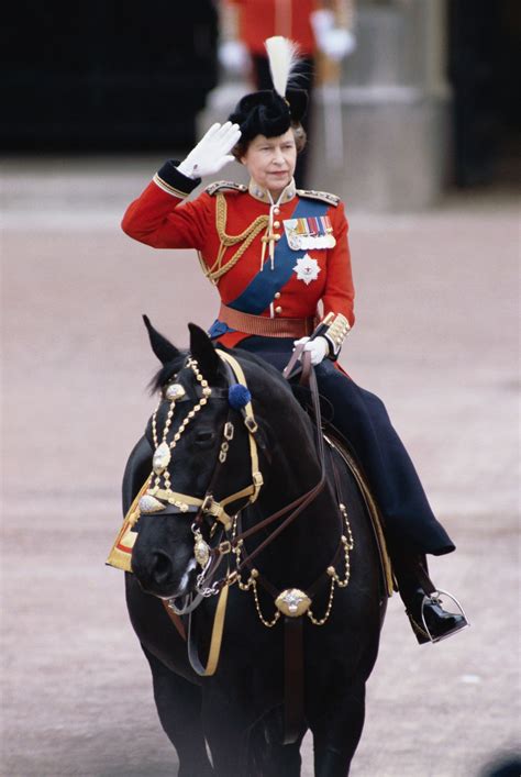 Reina Isabel II a caballo en Trooping the Colour