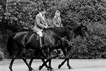 Reina Isabel II junto a Ronald Reagan a caballo